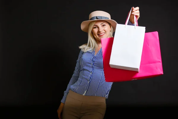 Kara Cuma Günü Alışveriş Çantalı Bir Kadın — Stok fotoğraf