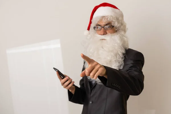 Père Noël Rit Montre Doigt Sur Fond Blanc — Photo