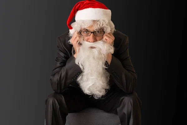 Weihnachtsmann Nachdenklich Vor Dunklem Hintergrund — Stockfoto