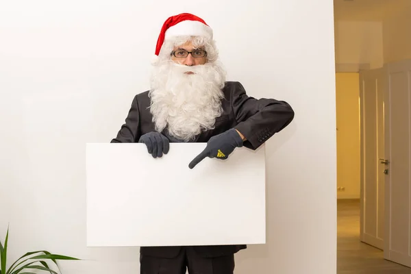 Noel Baba Beyaz Bir Afiş Gösteriyor — Stok fotoğraf