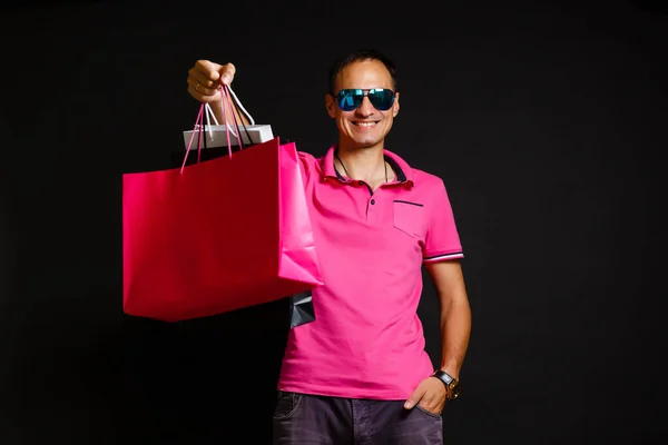 Jovem Caucasiano Homem Está Segurando Sacos Compras — Fotografia de Stock