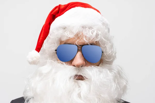 Moderner Weihnachtsmann Mit Sonnenbrille Cooler Weihnachtsmann Anzug — Stockfoto