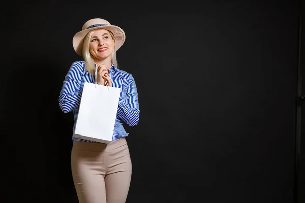 Elegante Mujer Sosteniendo Bolsas Compras Concepto Viernes Negro —  Fotos de Stock