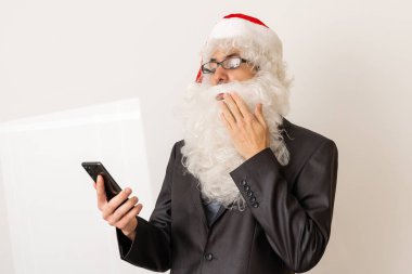 Beyaz arka planda sürpriz Noel Baba.