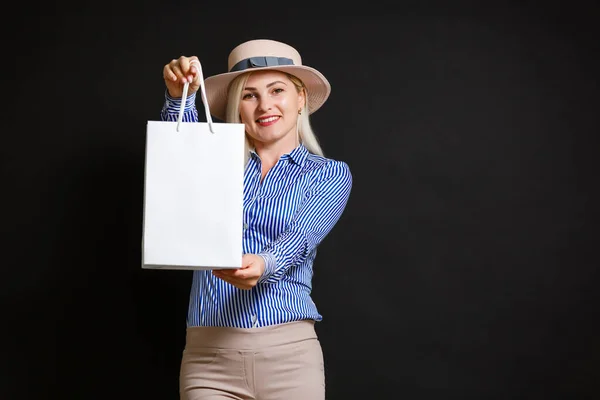 Vrouw Met Boodschappentassen Zwarte Vrijdag — Stockfoto