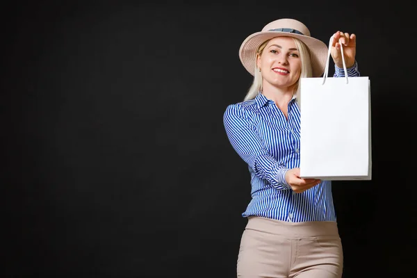 Elegante Donna Che Tiene Borse Della Spesa Concetto Venerdì Nero — Foto Stock