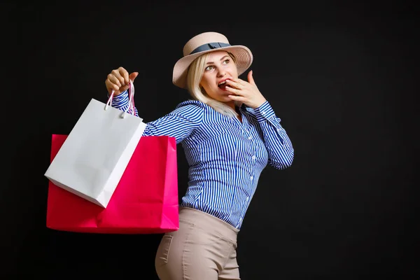 Elegante Vrouw Met Boodschappentassen Zwart Vrijdagconcept — Stockfoto