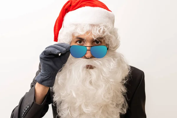 Überraschter Weihnachtsmann Auf Weißem Hintergrund — Stockfoto