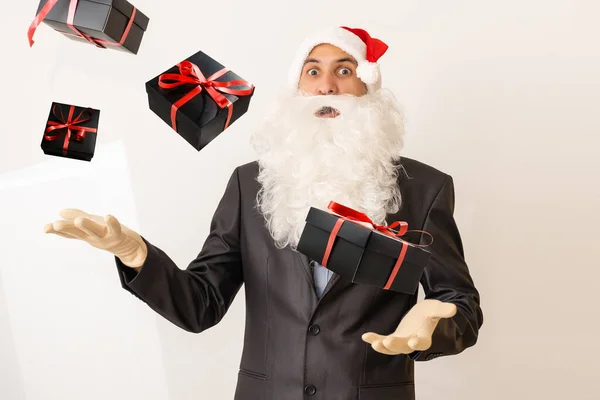Ein Lieferant Mit Weihnachtsmütze Der Ein Geschenk Mit Schleife Überbringt — Stockfoto