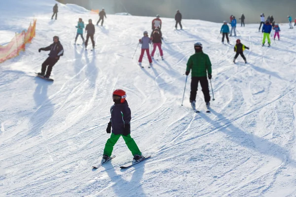 Turisták Síelők Snowboardosok Legnagyobb Sípálya Kelet Európában — Stock Fotó