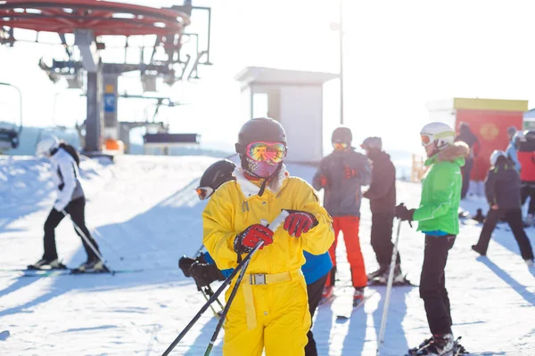 滑雪者和滑雪者的游客 东欧最大的滑雪场 — 图库照片
