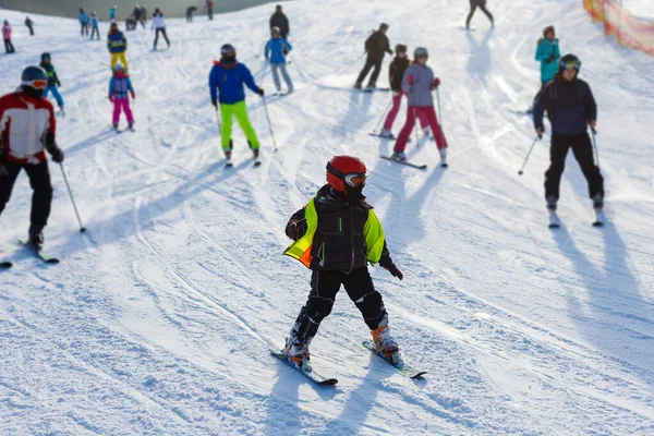 Touristes Skieurs Snowboarders Grande Station Ski Europe Est — Photo