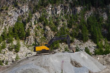 Alplerde soyutlama çalışmaları yapılıyor. Zermatt, İsviçre. Tırtıl ekipmanı.