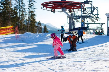  Doğu Avrupa 'nın en büyük kayak merkezi olan kayakçı ve snowboardcu turistler