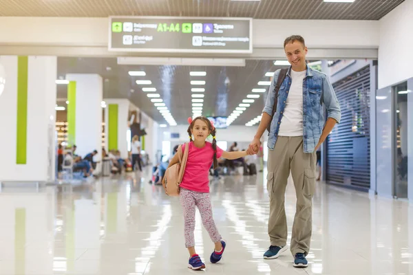 Padre Hija Pequeña Caminando Aeropuerto Viajes Familia —  Fotos de Stock