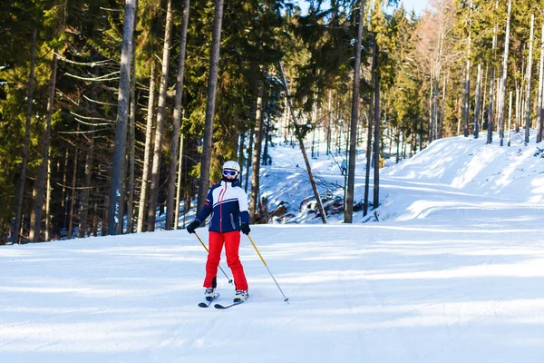 Vrouwelijke Skiër Genieten Winter Zonnige Dag Vakantie — Stockfoto