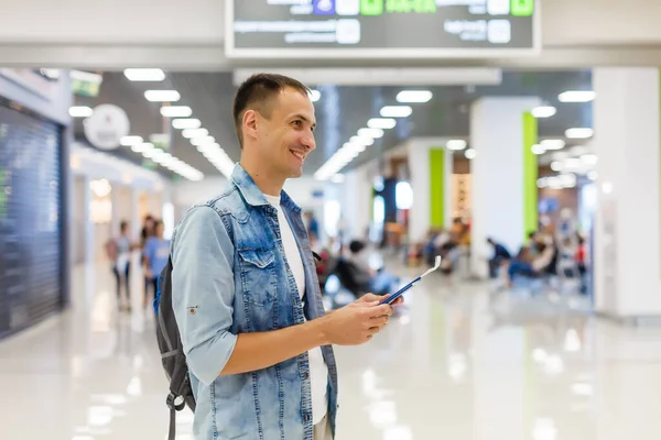 Joven Con Mochila Aeropuerto Terminal — Foto de Stock