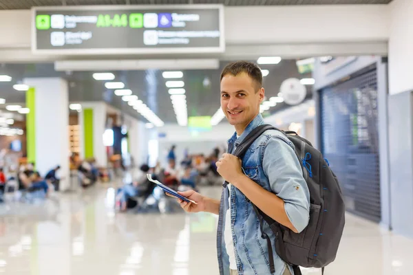 Retrato Viajero Varón Feliz Caminando Con Mochila — Foto de Stock