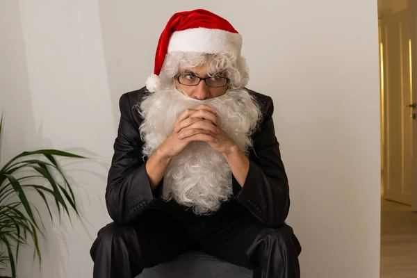 Άγιος Βασίλης Κάθεται Στην Πολυθρόνα Και Περιμένει Χριστούγεννα Ακουμπά Κεφάλι — Φωτογραφία Αρχείου