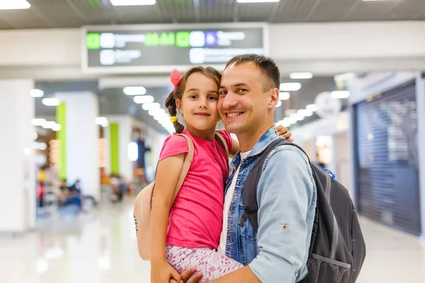 Papá Está Abrazando Chica Sala Del Aeropuerto Con Felicidad — Foto de Stock