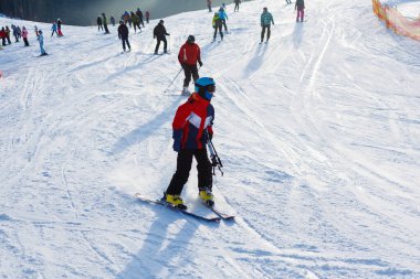 Doğu Avrupa 'nın en büyük kayak merkezi olan kayakçı ve snowboardcu turistler