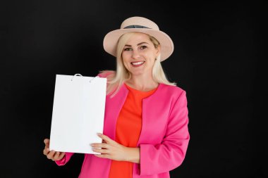 Siyah alışveriş çantaları taşıyan zarif bir kadın, Kara Cuma konsepti.