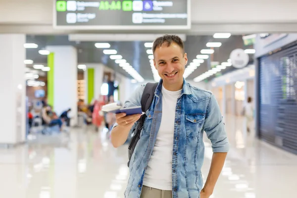 Молодой Человек Рюкзаком Аэропорту Терминале — стоковое фото