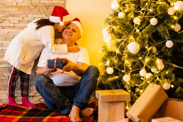 Menina com o avô sentado no chão a durante o Natal, menina e avós na sala de estar durante o Natal. — Fotografia de Stock