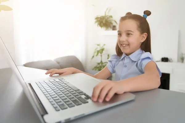 Alegremente Bonito Menina Crianças Animado Usando Computador Aprendizagem Escolar Criança — Fotografia de Stock