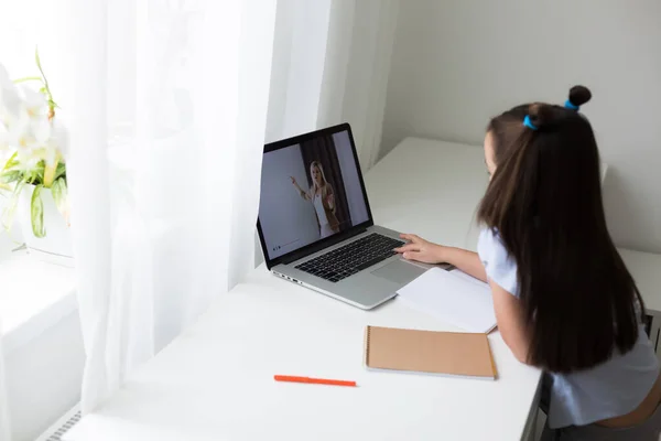 Bilgisayarla çalışan küçük kız çevrimiçi öğrenim — Stok fotoğraf