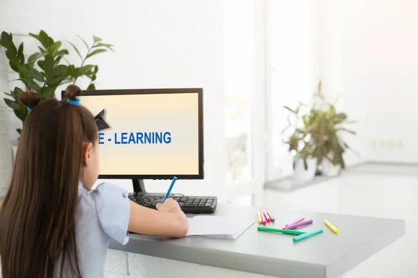 Little Girl Using Computer Concept Odległość Online Learning — Zdjęcie stockowe