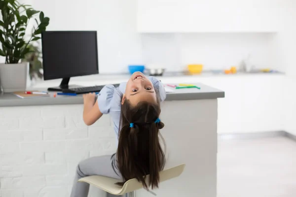 Liten Flicka Med Hjälp Datorkoncept Distans Online Lärande — Stockfoto