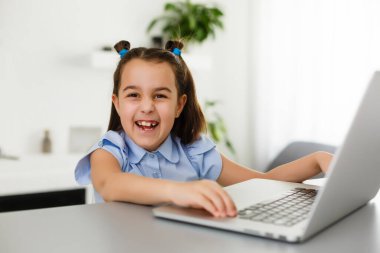 Evdeki çevrimiçi dersi sırasında ev ödevi matematik okuyan oldukça şık bir öğrenci karantina sırasındaki sosyal mesafeler, kişisel izolasyon, çevrimiçi eğitim konsepti, evde eğitim veren biri.