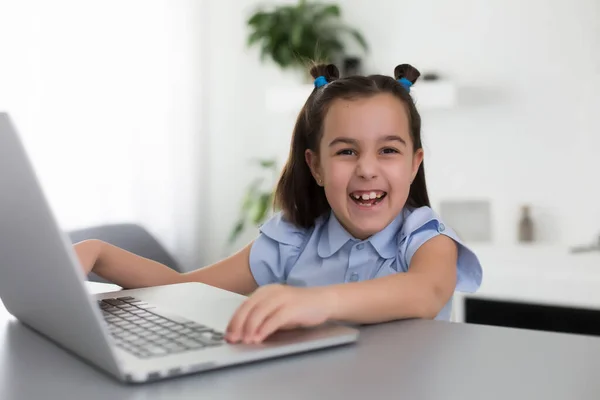 Bambini Ragazza Allegramente Carino Eccitato Utilizzando Computer Scuola Apprendimento Bambino — Foto Stock