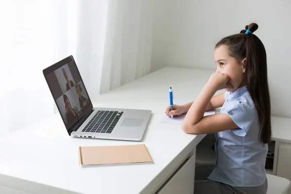 Alegremente bonito menina crianças animado usando computador aprendizagem escolar. criança desfrutar de e-learning em férias em casa. — Fotografia de Stock