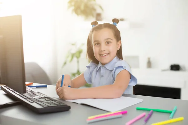 Klein Meisje Met Behulp Van Computer Concept Afstand Online Leren — Stockfoto