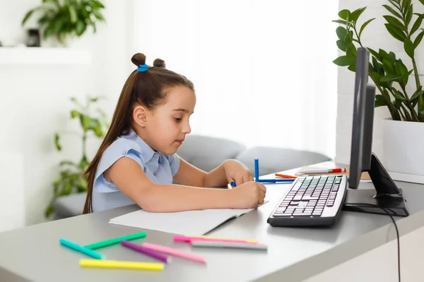 Μικρό Κορίτσι Χρησιμοποιώντας Την Έννοια Του Υπολογιστή Απόσταση Απευθείας Σύνδεση — Φωτογραφία Αρχείου