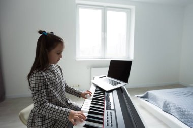 Bilgisayarla çalışan küçük kız çevrimiçi öğrenim