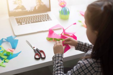 Evdeki çevrimiçi dersi sırasında ev ödevi matematik okuyan oldukça şık bir öğrenci karantina sırasındaki sosyal mesafeler, kişisel izolasyon, çevrimiçi eğitim konsepti, evde eğitim veren biri.