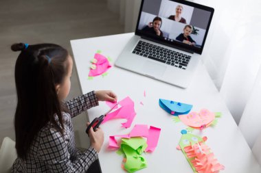 Bilgisayarla çalışan küçük kız çevrimiçi öğrenim