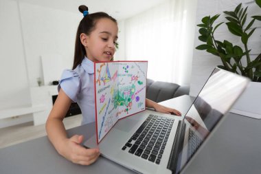 Bilgisayarla çalışan küçük kız çevrimiçi öğrenim