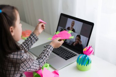 Bilgisayarlı çocuk portresi, evde el işi yapan genç kız portresi.