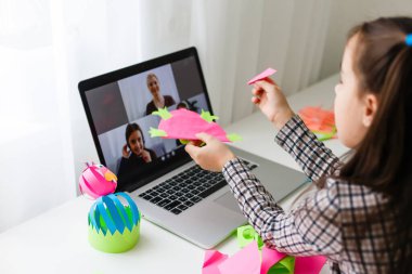 Sanat dersinde kağıt kesen güzel küçük bir kız. Çocuk eğitimi konsepti. Çocuk işi. Okula geri dön.