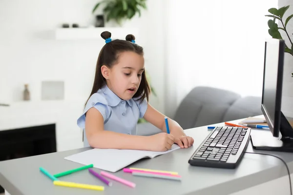 Klein Meisje Met Behulp Van Computer Concept Afstand Online Leren — Stockfoto