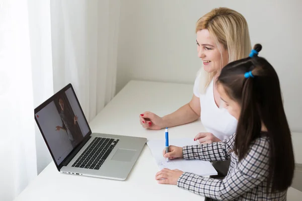 Compuesto digital de personas que utilizan una computadora con información de E-Learning en la pantalla — Foto de Stock