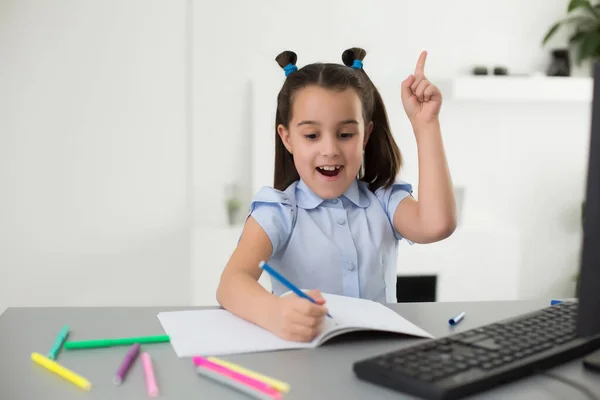 Liten Flicka Med Hjälp Datorkoncept Distans Online Lärande — Stockfoto