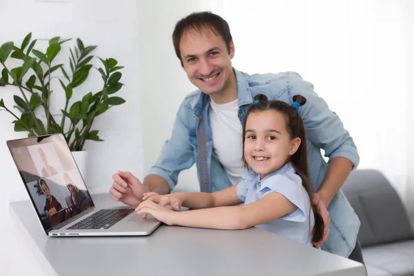 Coronavirus concept. father and daughter learning from home — Stock Photo, Image