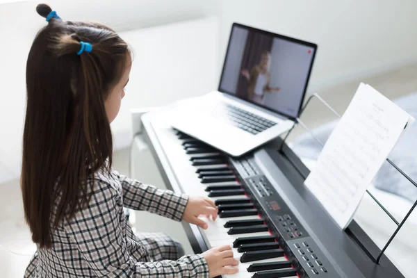 Little Girl Distance Learning Piano Online Quarantine Coronavirus Concept — Stock Photo, Image