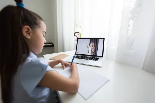 Glatt Söt Flicka Barn Glada Med Hjälp Dator Lärande Skolarbete — Stockfoto