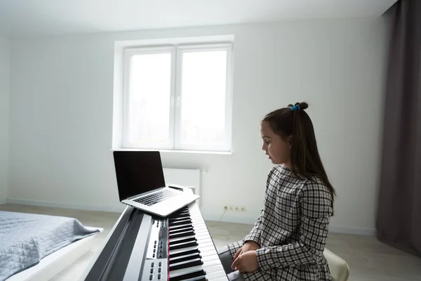 격리되어 온라인으로 피아노를 배우는 코로나 바이러스의 — 스톡 사진